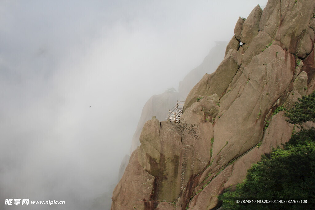云雾缭绕的险峻山峰