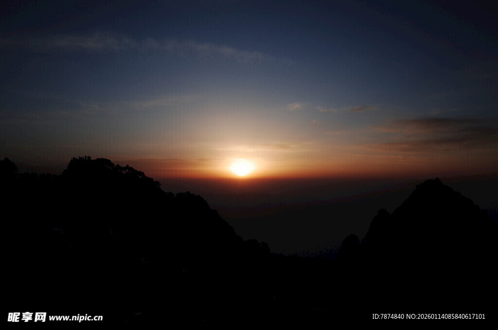 日出时分的壮丽山峦景色