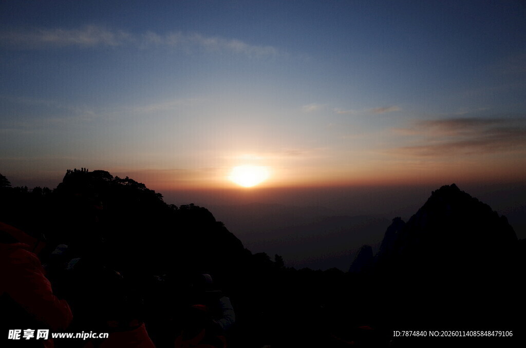 日出时分的壮丽山景