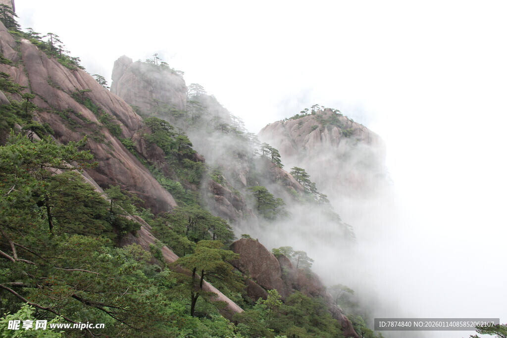 云雾缭绕的壮美山峦
