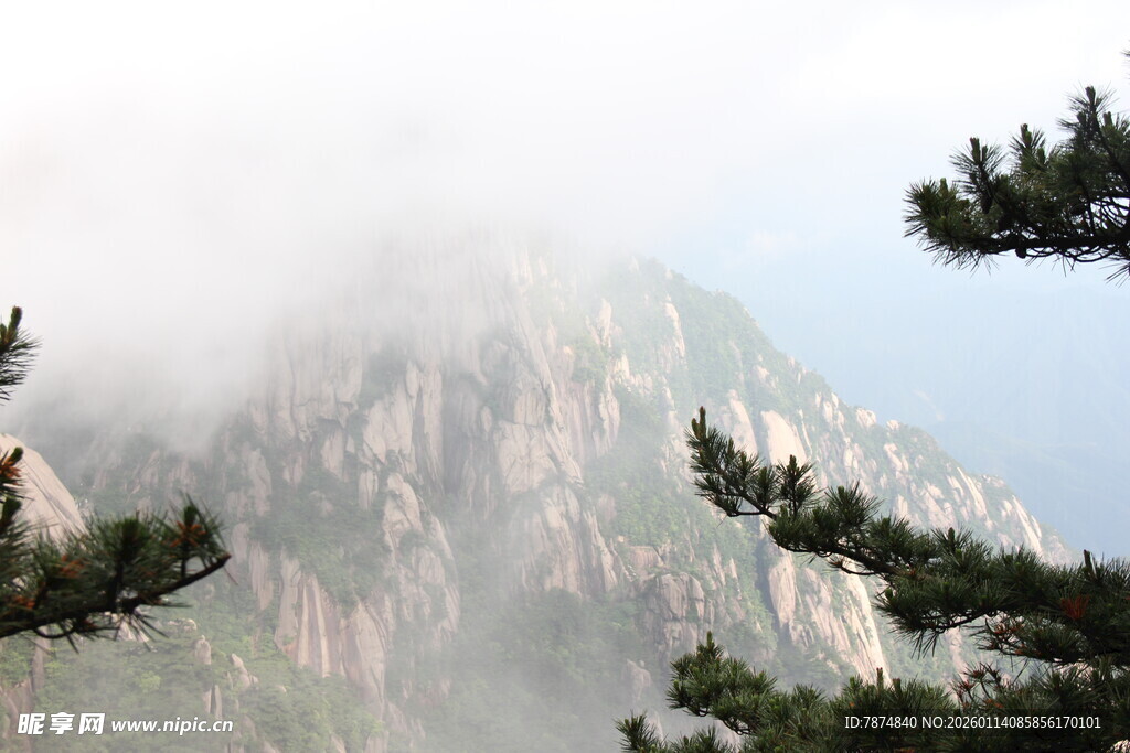 云雾缭绕的壮美山峰