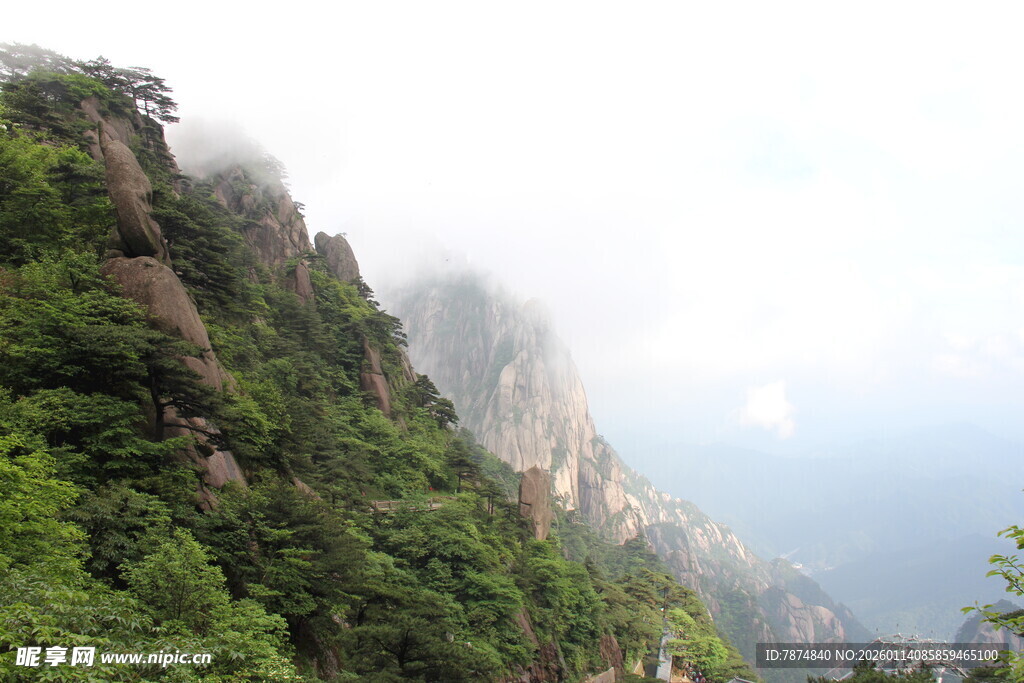 青山云雾缭绕的壮美山景