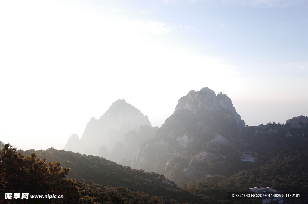 巍峨山峦映于天际