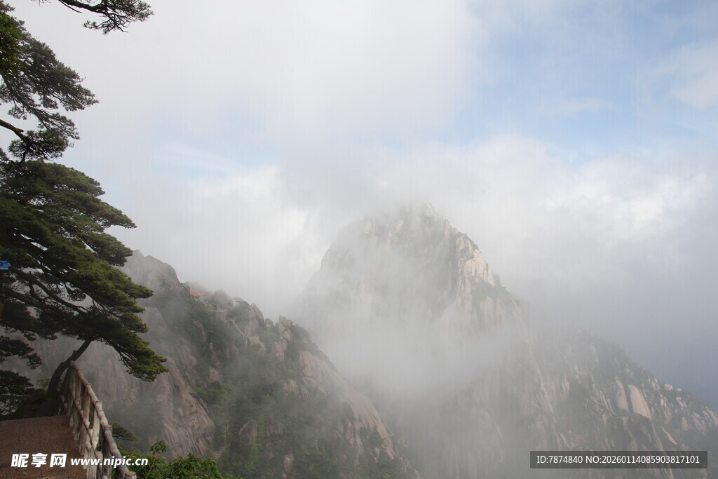 云雾缭绕的壮美山峰