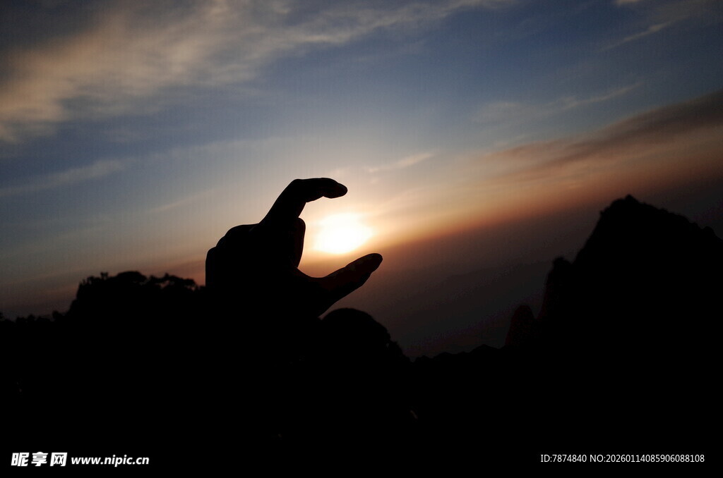 夕阳下的岩石剪影