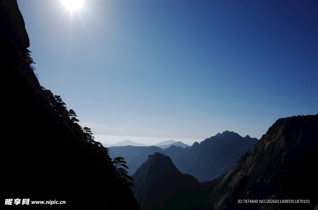 高山之巅的壮丽日光景象