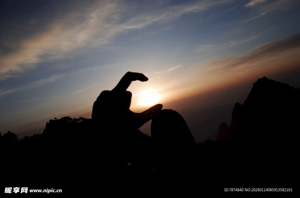 夕阳下的人物剪影