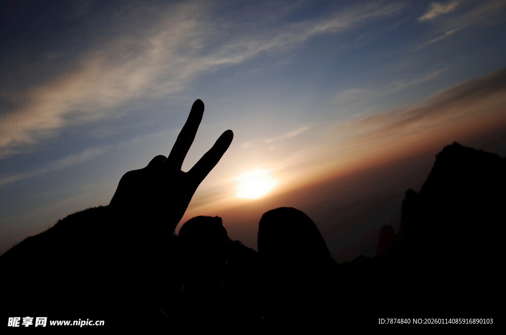 日出前的手势剪影