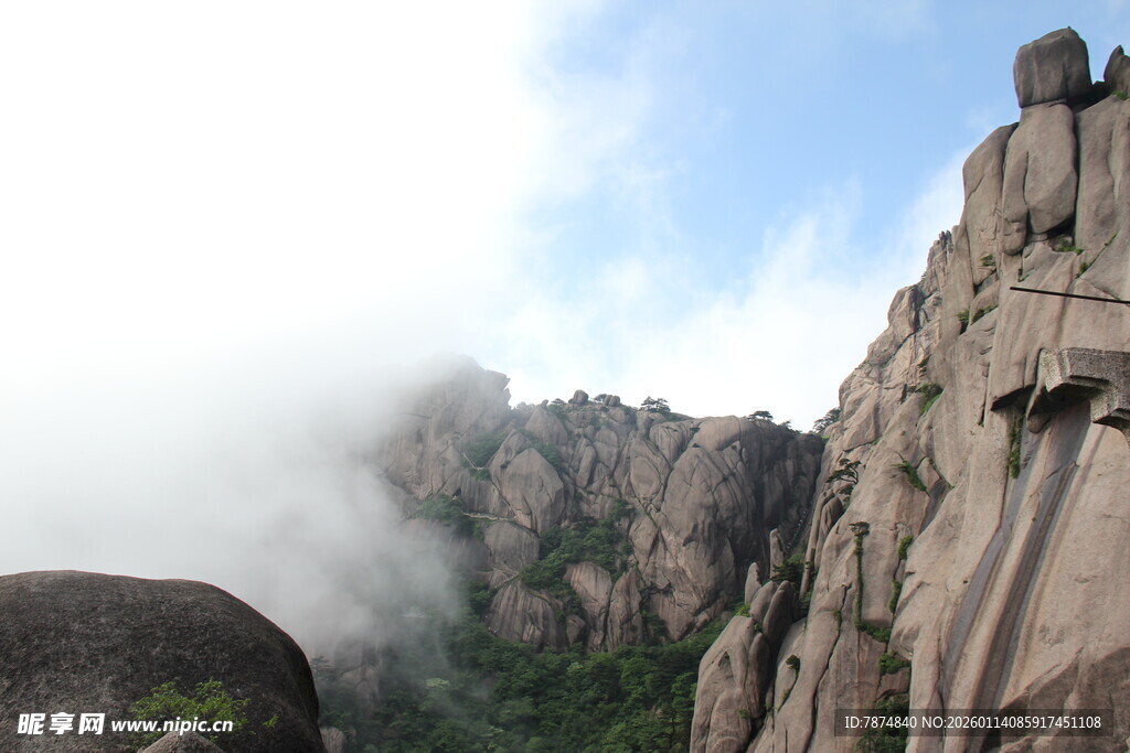 云雾缭绕的险峻奇峰