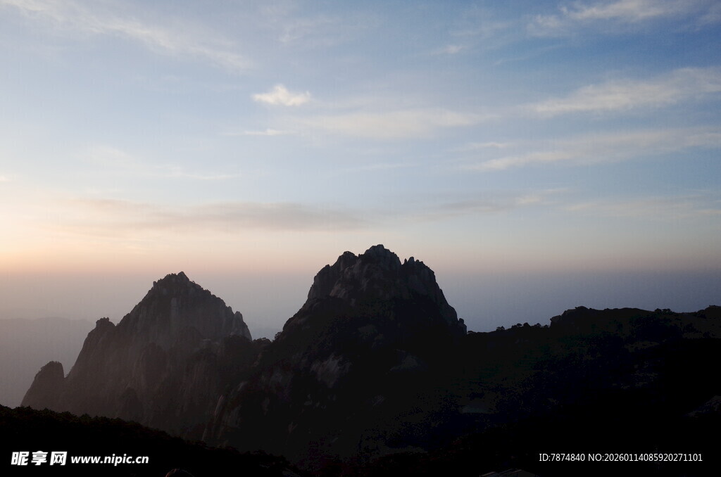 日出下的巍峨双峰