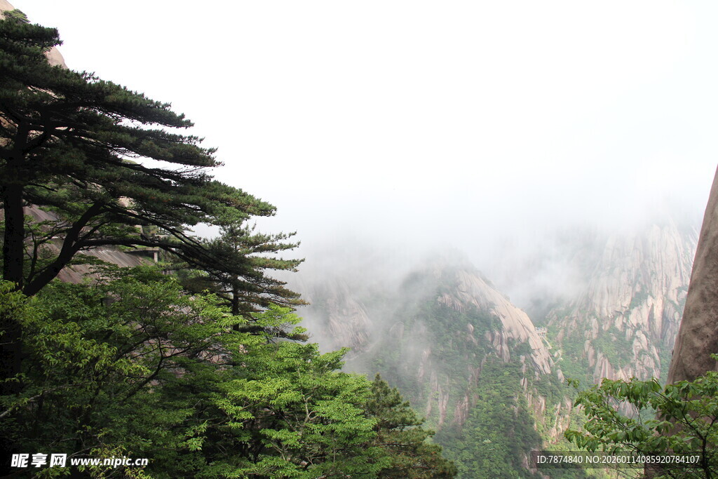 云雾缭绕的黄山秀丽风光