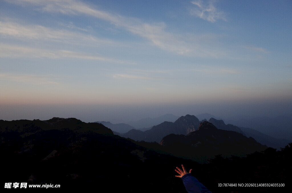 山间暮色中的绚烂天空