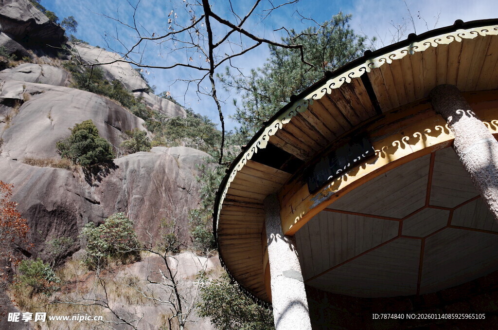 山间木质建筑景观