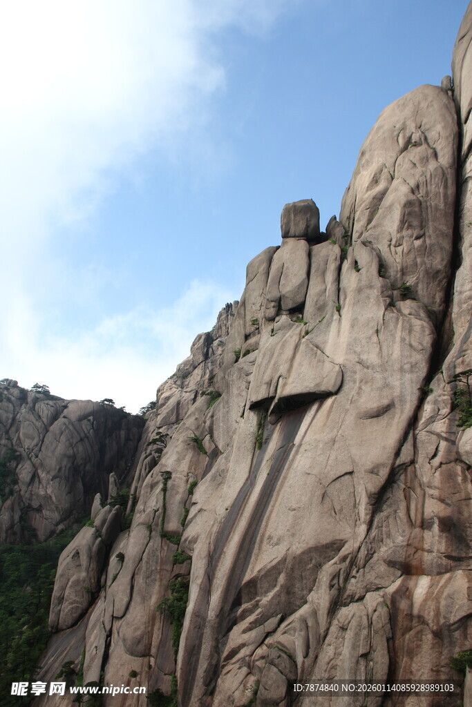 攀登陡峭山壁的冒险者