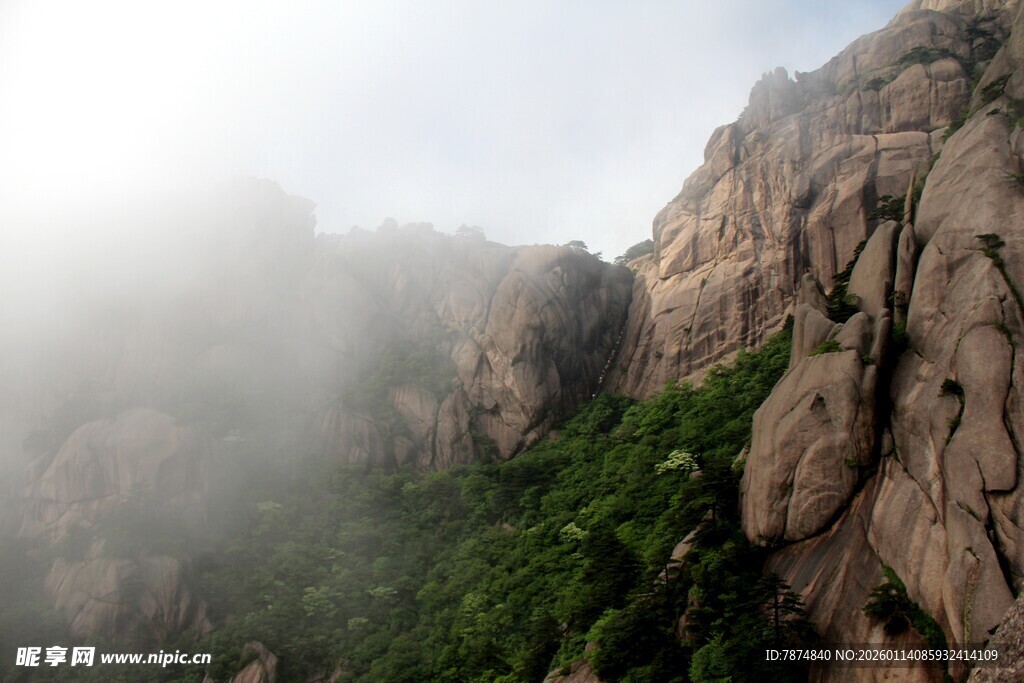 云雾缭绕的险峻山景