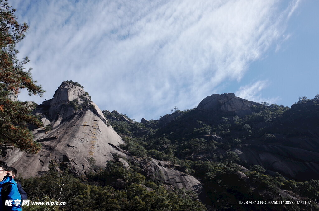 壮丽山景中的徒步者