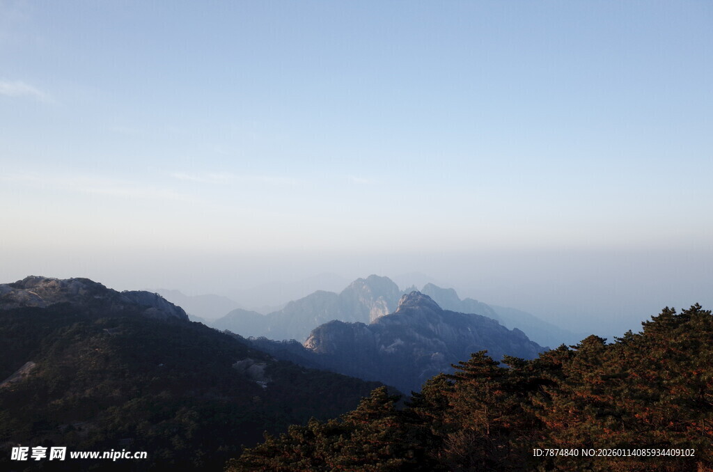 山峦云海间的壮美风光