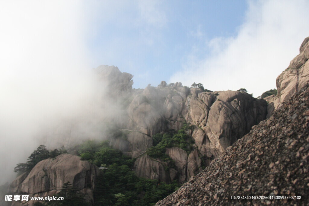 云雾缭绕的嶙峋山峰