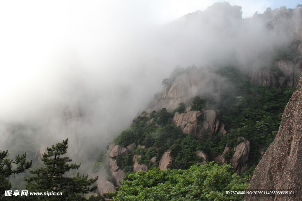 云雾缭绕的壮美山峦