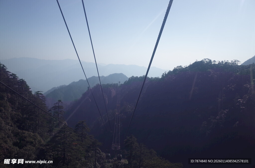 山间索道景色