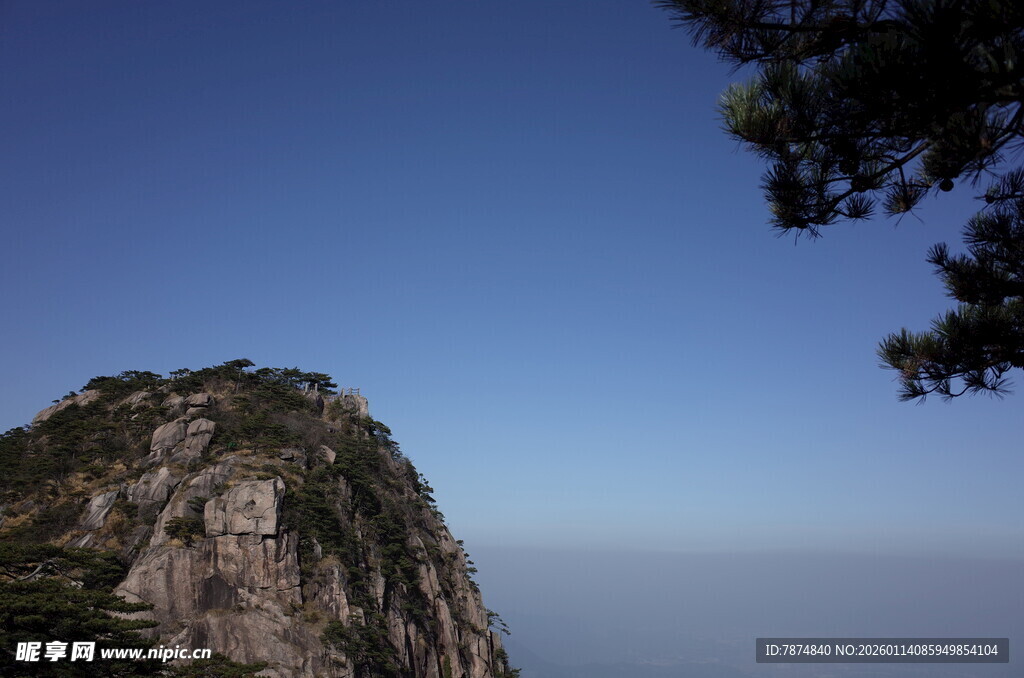 巍峨山峰与蓝天景致
