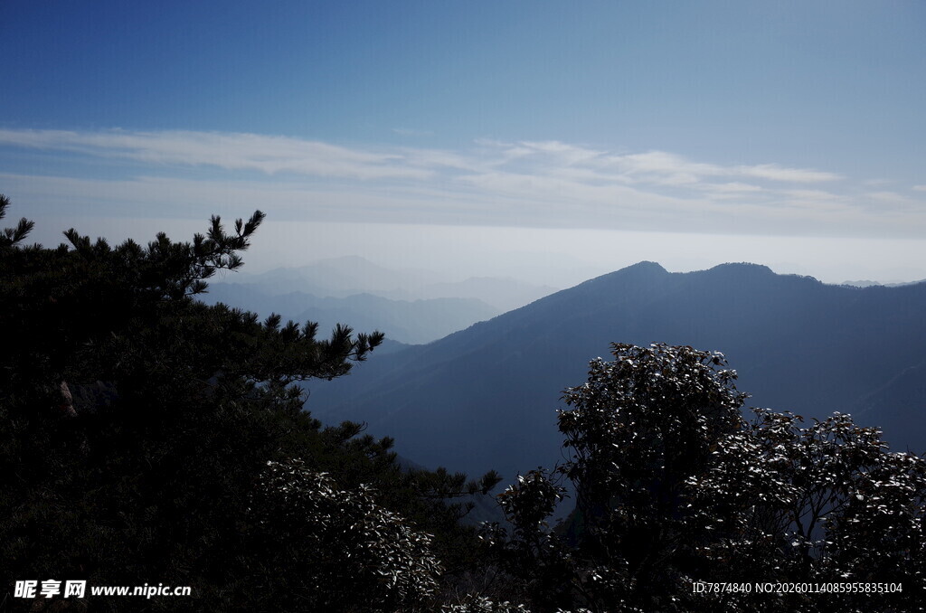 山巅远眺 云雾缭绕之景