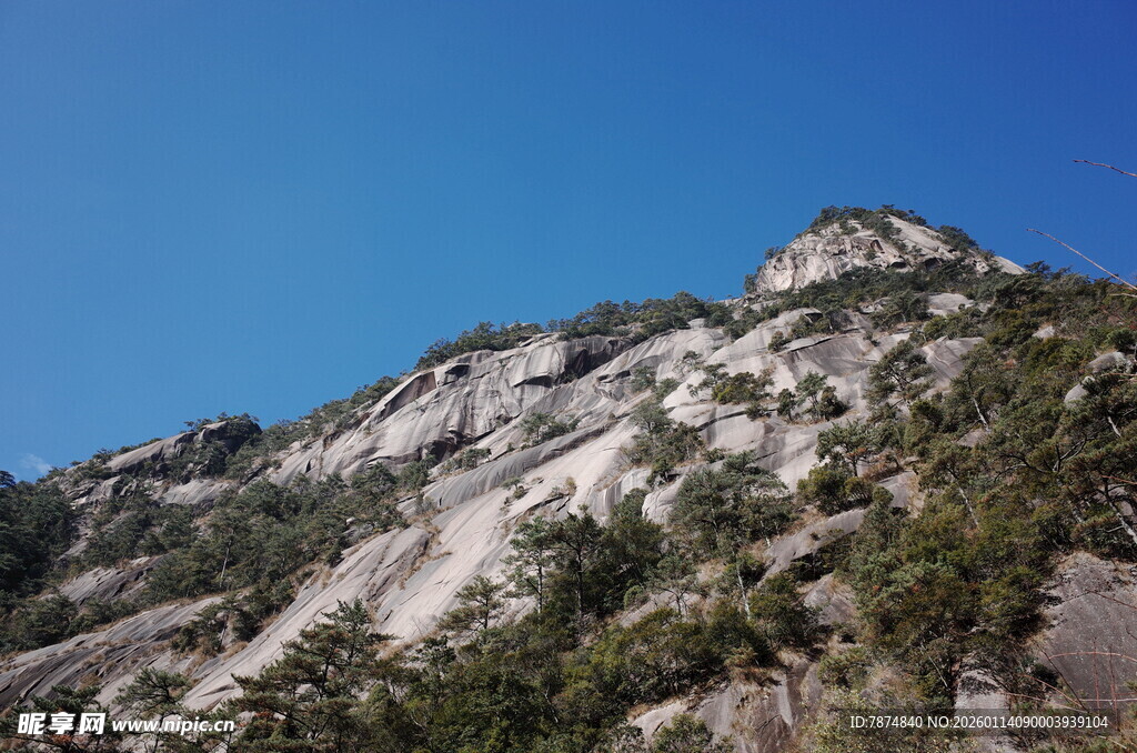 巍峨山峰蓝天相伴