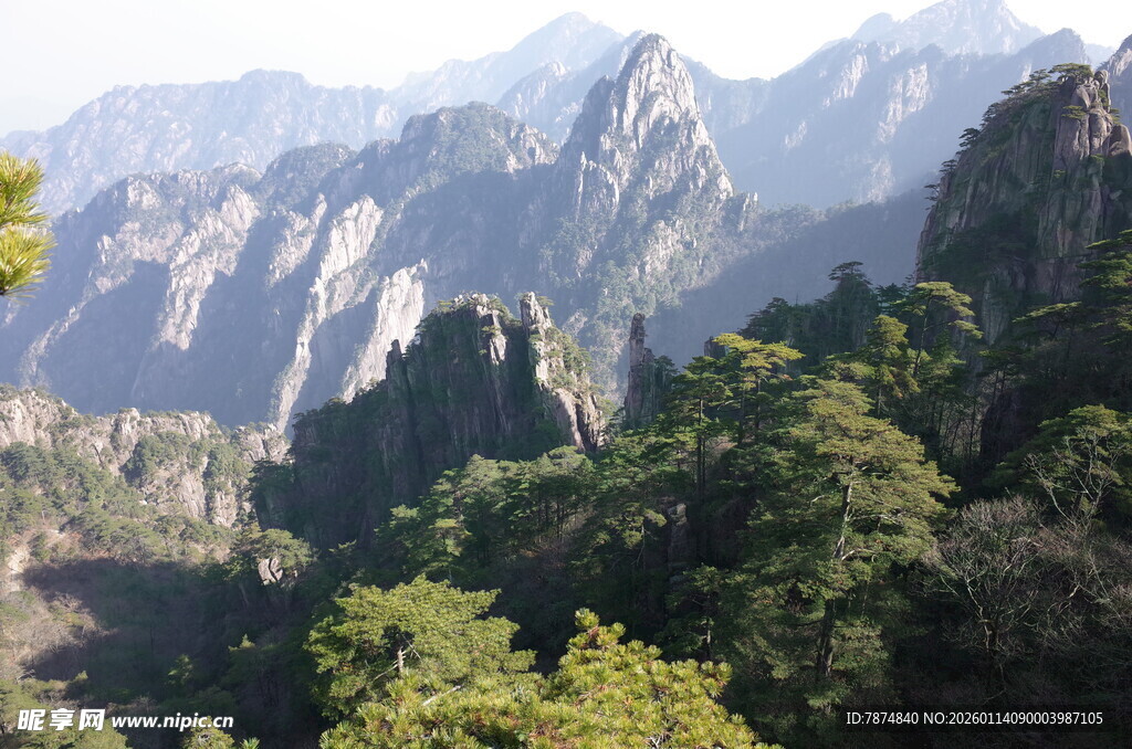 壮丽山景 绿树环绕奇峰