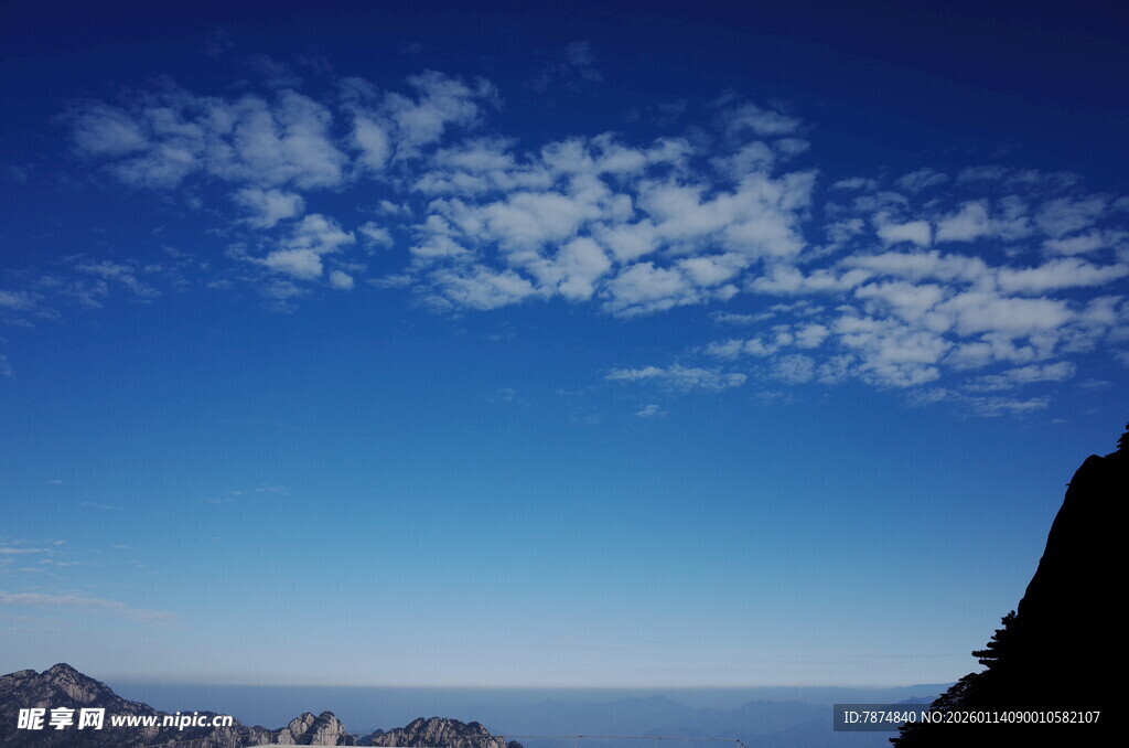 蓝天云海下的壮丽山景