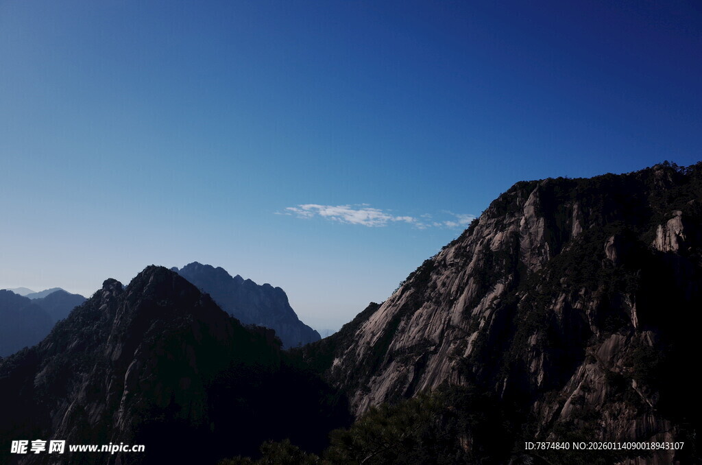巍峨山峦 蓝天相伴