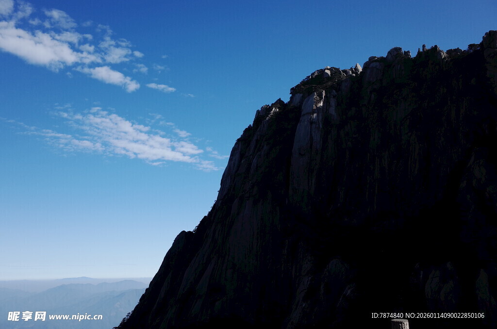 巍峨山峰与蓝天相映