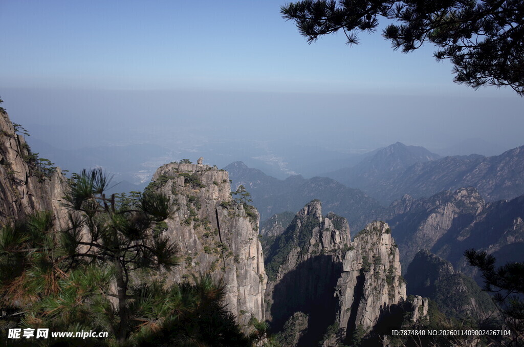壮丽山景 云雾缭绕的奇峰