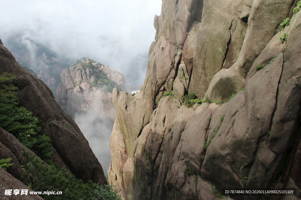 云雾缭绕的险峻山间奇景