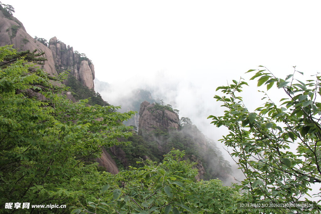 云雾缭绕的壮丽山峰