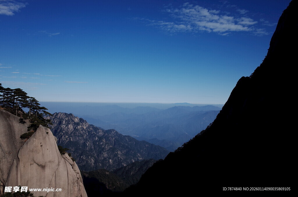 巍峨山峰间的壮阔蓝天