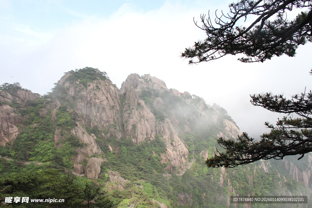 云雾缭绕的壮美山峰