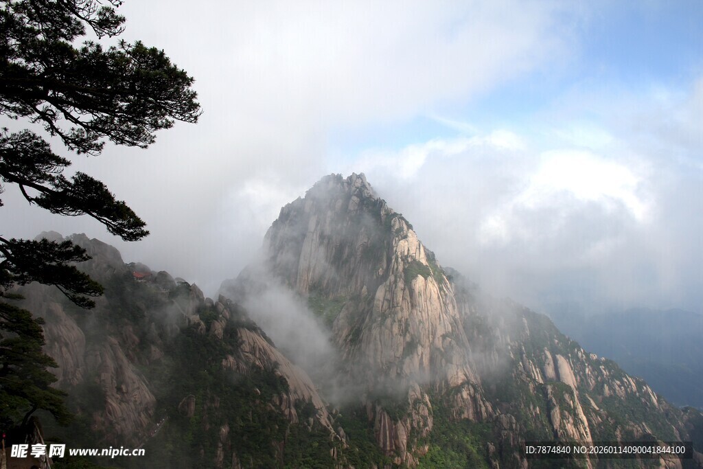 云雾缭绕的壮美山峰