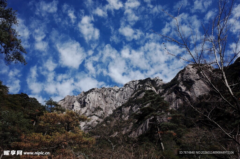 壮丽山景与蓝天交织
