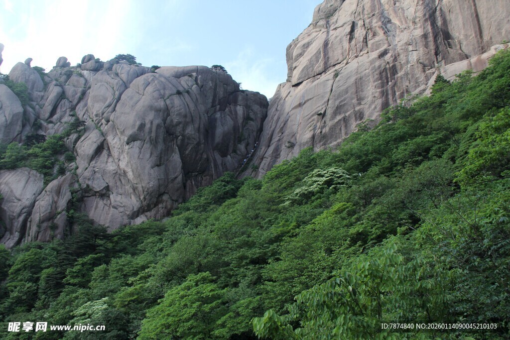 峻峭山峦覆翠绿植被