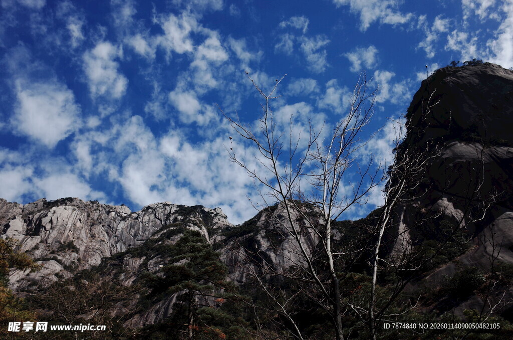 蓝天白云下的巍峨山峰