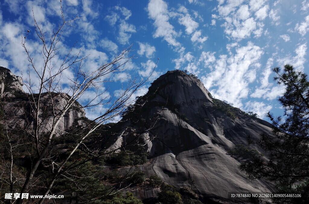 巍峨山峰与蓝天相映