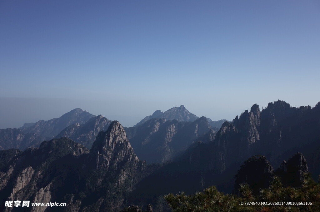 壮丽巍峨的高山景色