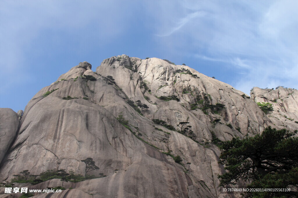 巍峨壮观的险峻山峰