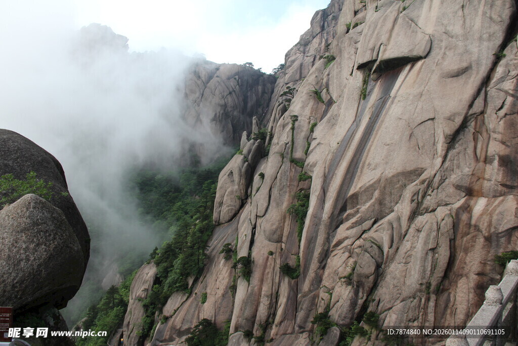 云雾缭绕的险峻山峰