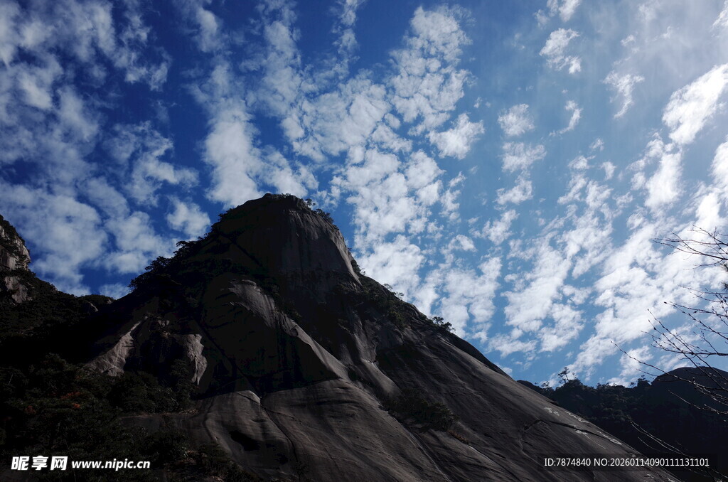 巍峨山峰与蓝天白云