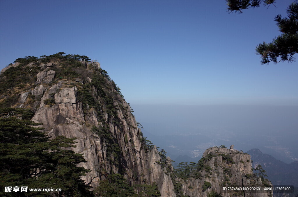 巍峨峻峭的壮丽山峰