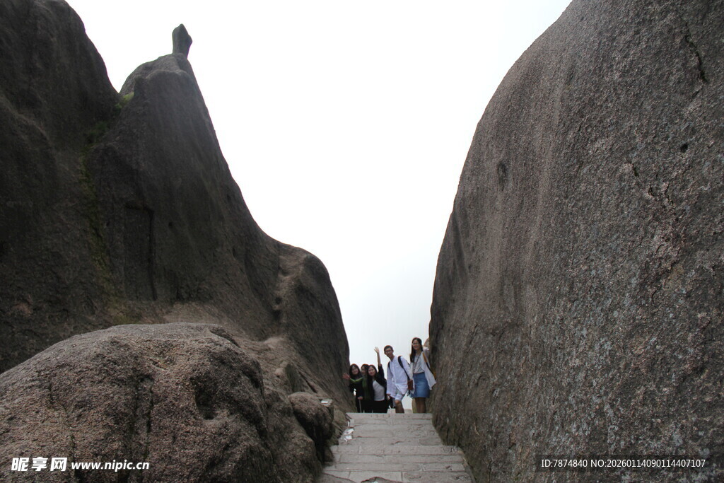 山间石径上的徒步人群