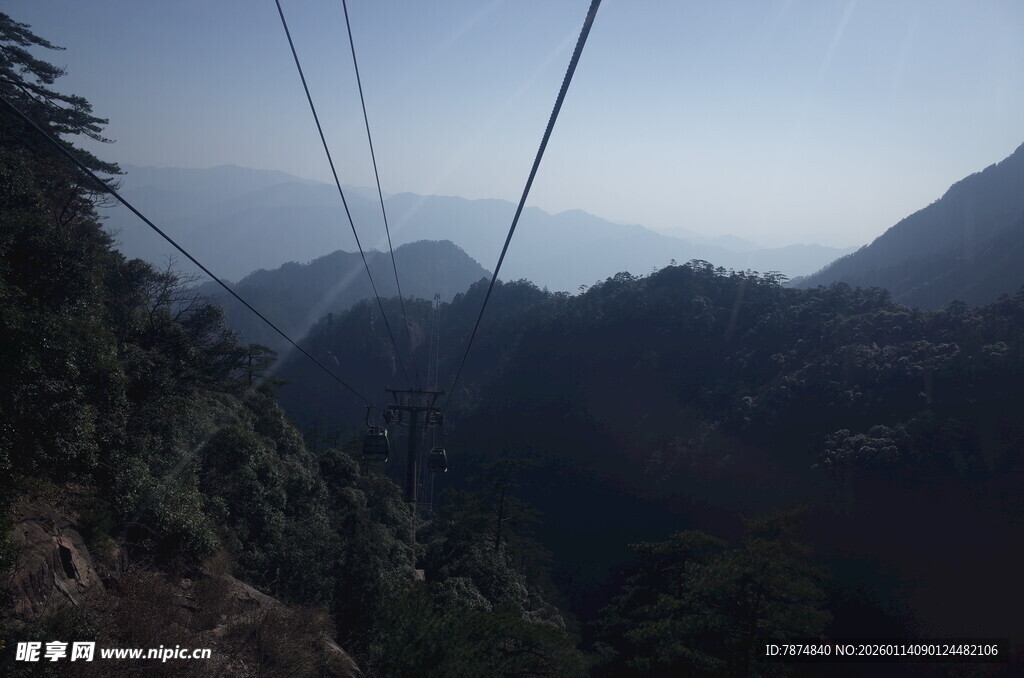 山间索道 雾霭中的山景