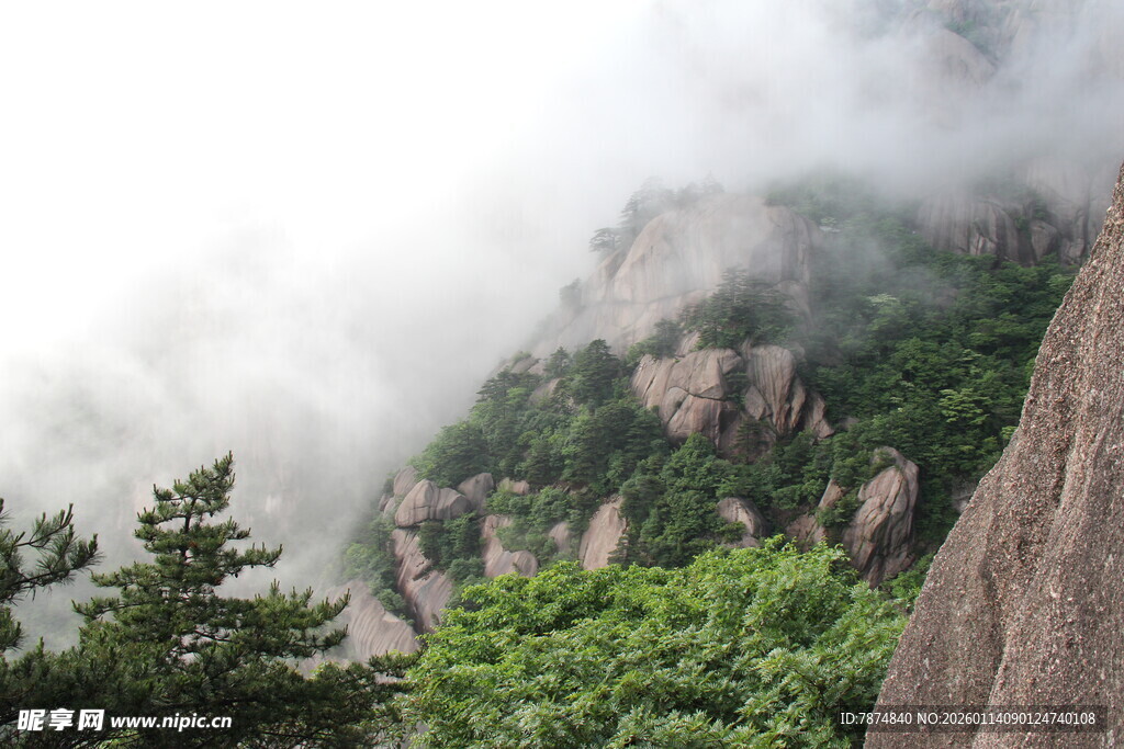 云雾缭绕的壮美山景