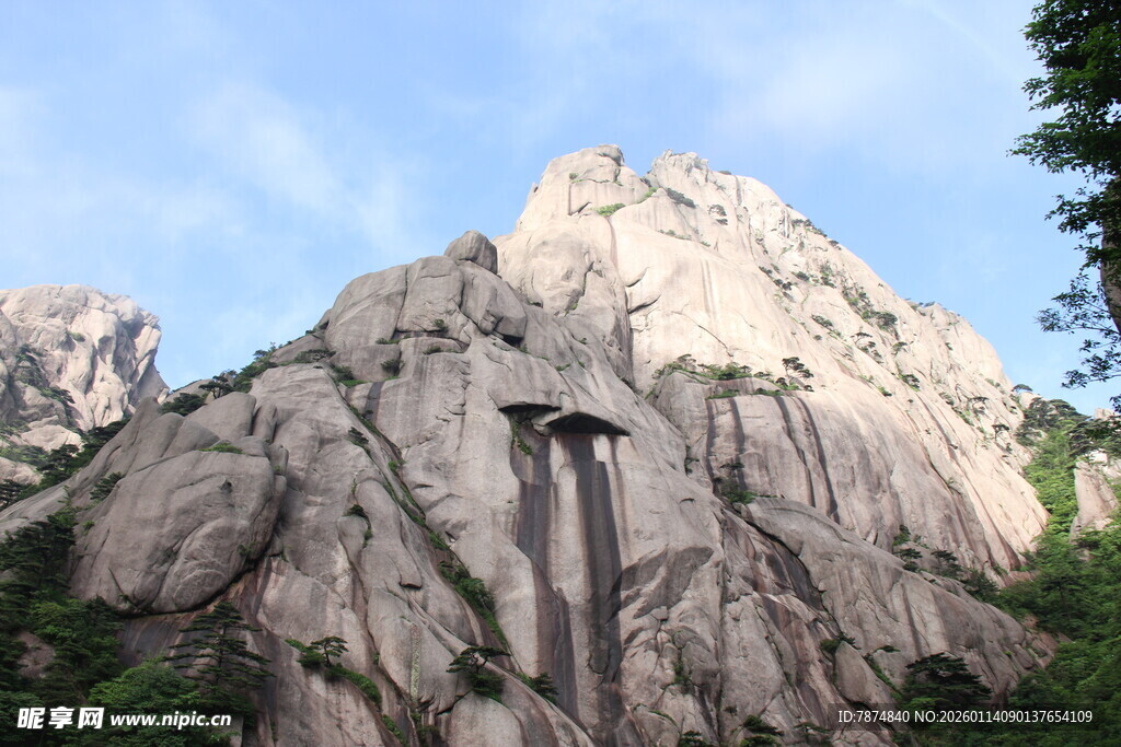 巍峨山石间的索道景观